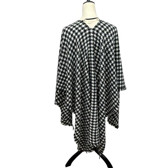 Cozy Houndstooth Plaid Wrap Poncho Old Navy Black White Fringe One Size - Picture 4 of 8